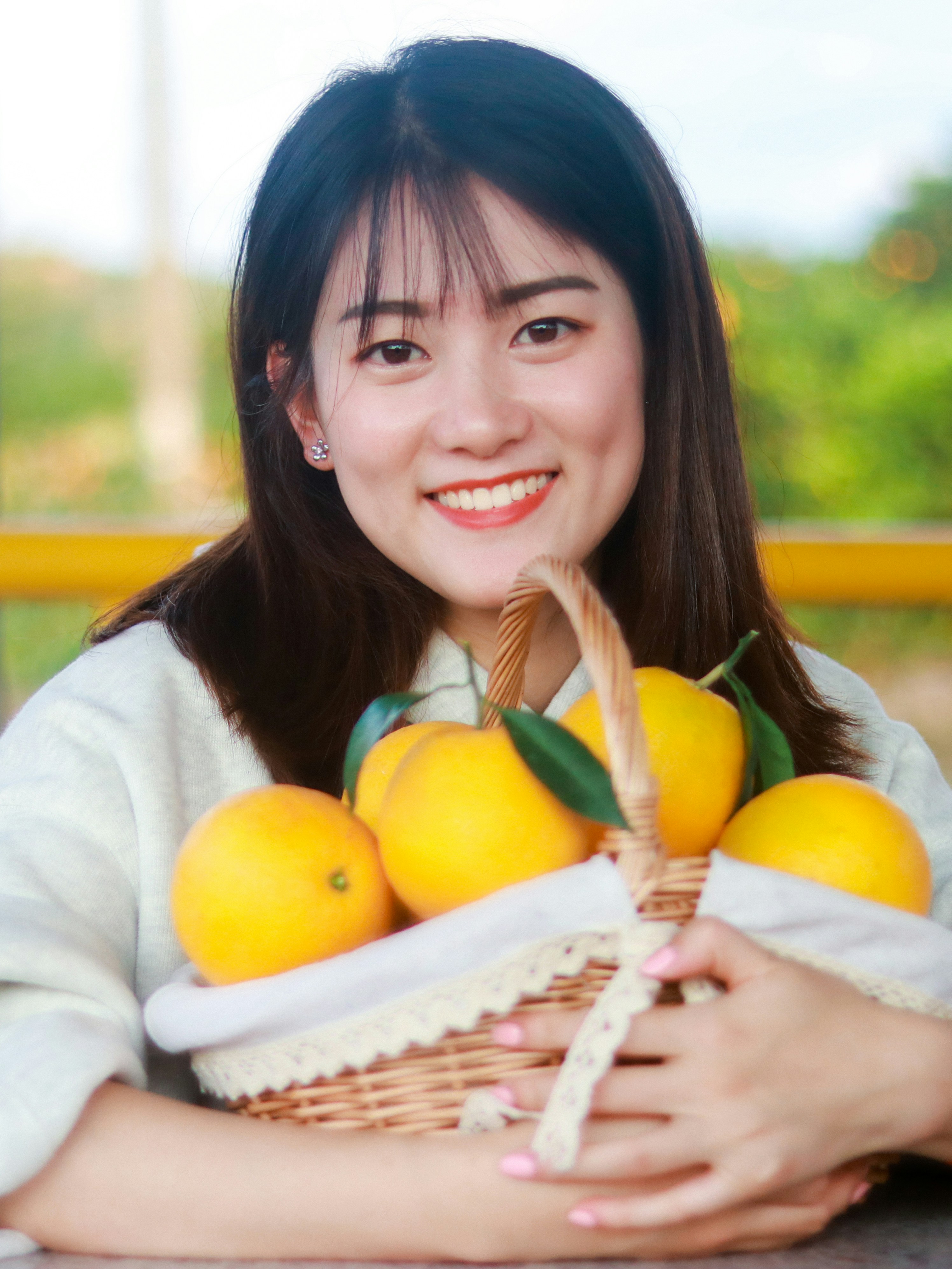 Mujer recibiendo canasta de frutas frescas